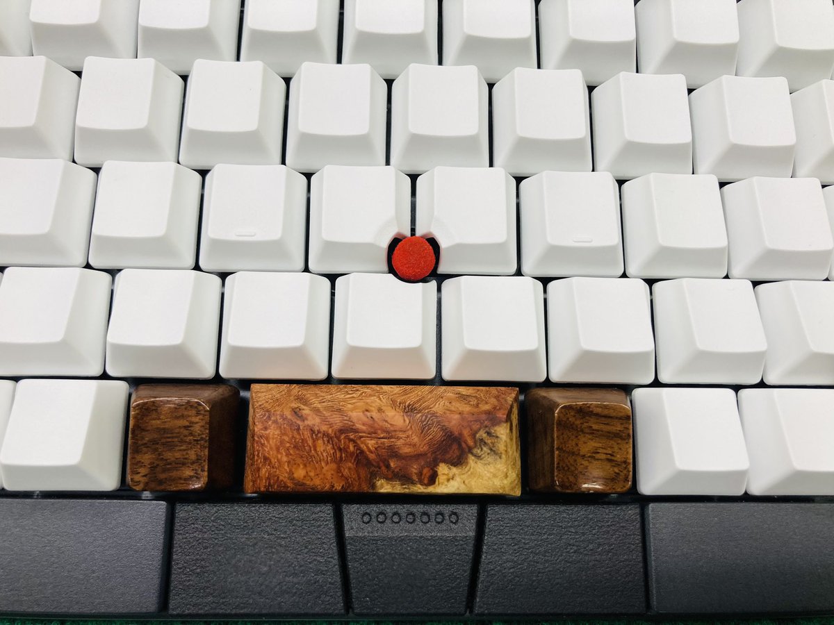 icchoco's tweet image. ポインティングスティックキャップを変えるだけで、だいぶイメージが変わるね。

純正（墨）だと、シマエナガやパンダ🐼みたいな色合いだったが、

ThinkPadのトラックポイントキャップ付けたら、日の丸弁当🇯🇵みたいになった！

#HHKB #HHKBstudio #HappyHackingKeyboard