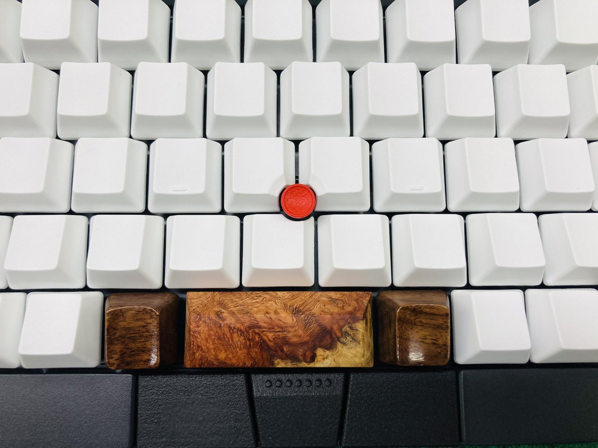 icchoco's tweet image. ポインティングスティックキャップを変えるだけで、だいぶイメージが変わるね。

純正（墨）だと、シマエナガやパンダ🐼みたいな色合いだったが、

ThinkPadのトラックポイントキャップ付けたら、日の丸弁当🇯🇵みたいになった！

#HHKB #HHKBstudio #HappyHackingKeyboard