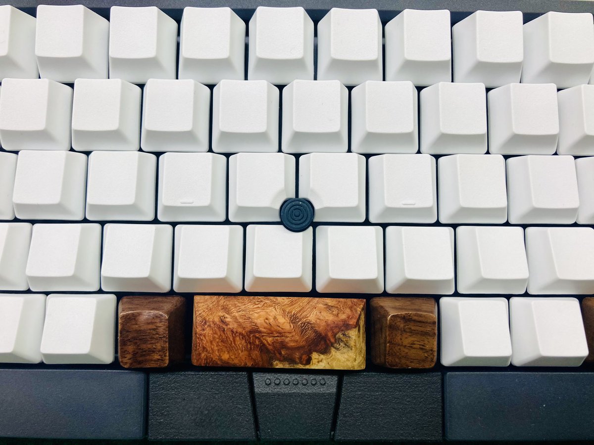 icchoco's tweet image. ポインティングスティックキャップを変えるだけで、だいぶイメージが変わるね。

純正（墨）だと、シマエナガやパンダ🐼みたいな色合いだったが、

ThinkPadのトラックポイントキャップ付けたら、日の丸弁当🇯🇵みたいになった！

#HHKB #HHKBstudio #HappyHackingKeyboard