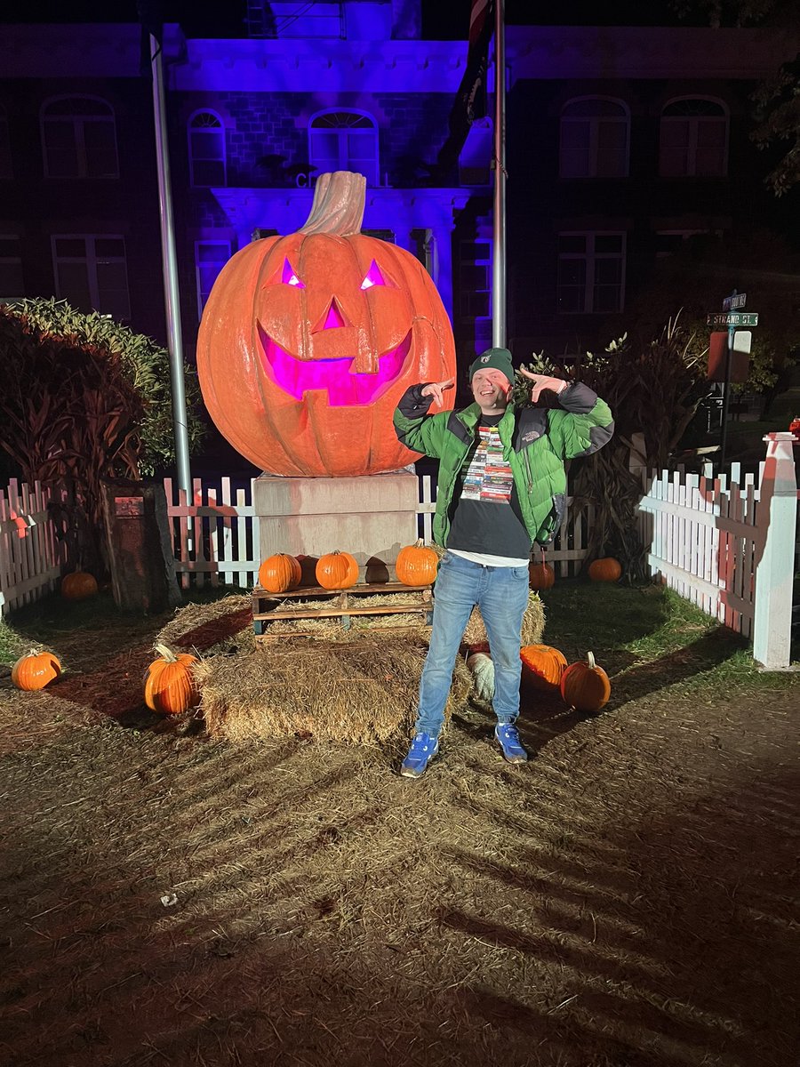 BarstoolVanport's tweet photo. Happy Halloween🎃👻 
#GoViks https://t.co/fHPTbItaAc