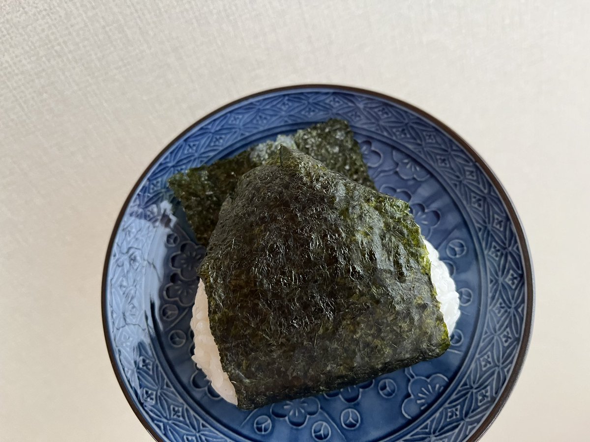 お昼ご飯、具なしおにぎり。
でも、味噌パウダーをまぶしてあります。

#OnigiriAction2024