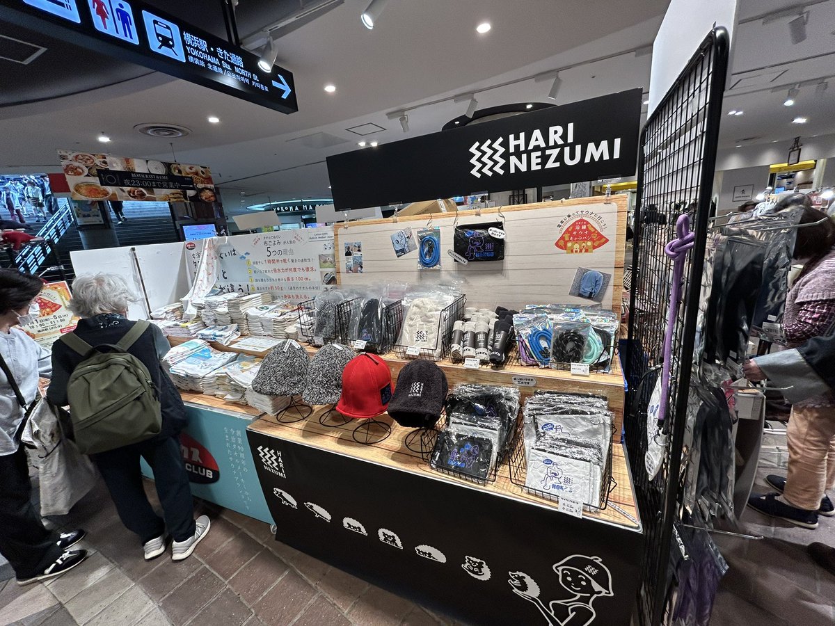 sauna_caravan's tweet photo. 第4回サウナキャラバンin横浜ポルタ速報

先程無事オープンしました！

千葉からわざわざクツシタ人をお迎えに来てくださる方など、賑わいを見せております🤗

今日〜5日まで10-21時で営業中🈺
最終日は20時閉店

圧倒的に女性が多いポルタさんで際立つサウナの文字笑

#サウナキャラバン https://t.co/8sb8VrUL1M