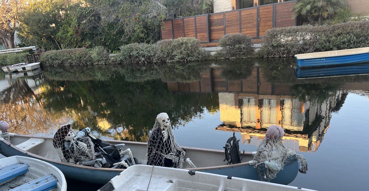 bridoherty's tweet photo. Halloween on the Venice CA canals… https://t.co/ZWCLfsTOku