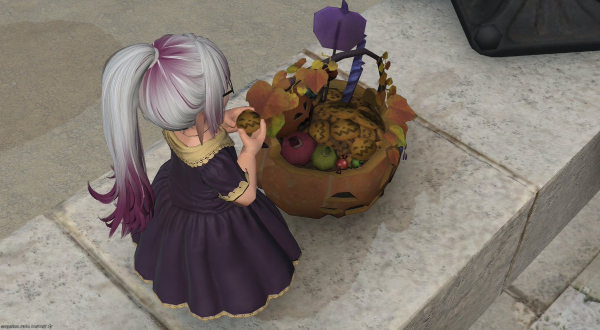 KylaArisen's tweet photo. I noticed a bunch of decorations up in my neighbourhood for All Saints Wake!
This time of year this smelly old clown always shows up and gives me a strange new costume, this years definitely doesn't suit me!
Oh well, I'll spend the holiday eating sweets instead!
#Lalafell #FF14 https://t.co/SvrqcHvJaL