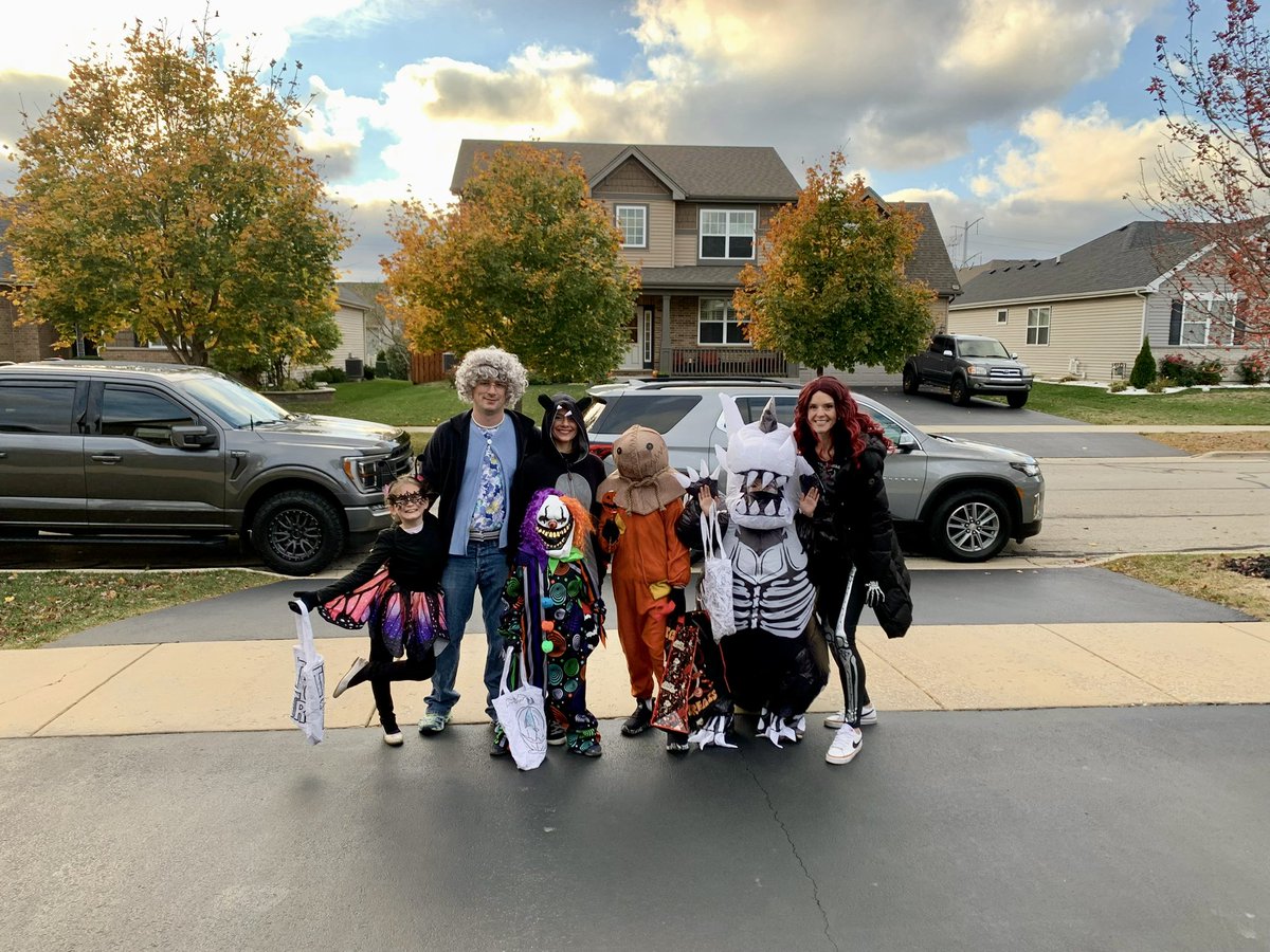 KristinStiltner's tweet photo. Halloween domination 👻🖤🎃
#TrickOrTreat https://t.co/HQvzJhP929