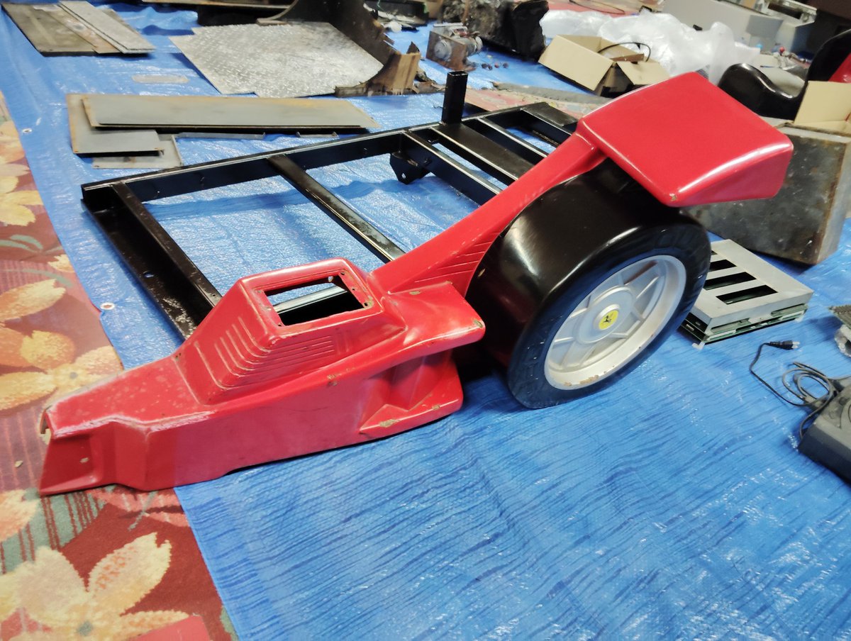 アウトランの土台の修復が終わり、ムービングシートのメカも組み直しました。

先日、通りがかりのドライブイン跡地を覗いたら見覚えのあるパーツを見つけ、家主の方と話をしたら快く譲っていただき、更には当店のスーパーハングオンが動いていたお店だったことも判明。

不思議な巡り合わせでした。