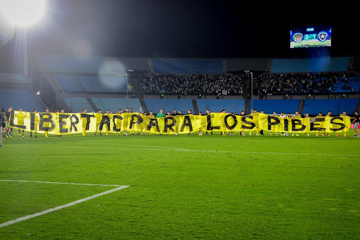Fotos para: <a href="/ovacion/">Ovación</a> <a href="/elpaisuy/">EL PAÍS</a>
30/10/2024 - Estadio Centenario - Peñarol Vs Botafogo – Copa Libertadores 
Solidaridad en el Centenario: hinchas, jugadores y familiares pidieron por los hinchas detenidos en Brasil. ✊ #Peñarol #CopaLibertadores
<a href="/OficialCAP/">PEÑAROL</a>