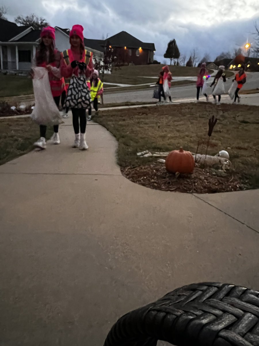Mrs_S5's tweet photo. This large group of preteens couldn’t figure out why everyone kept asking if they were Donald Trump….they said they were construction workers. 🤷‍♀️ https://t.co/JU2bkPHH1V