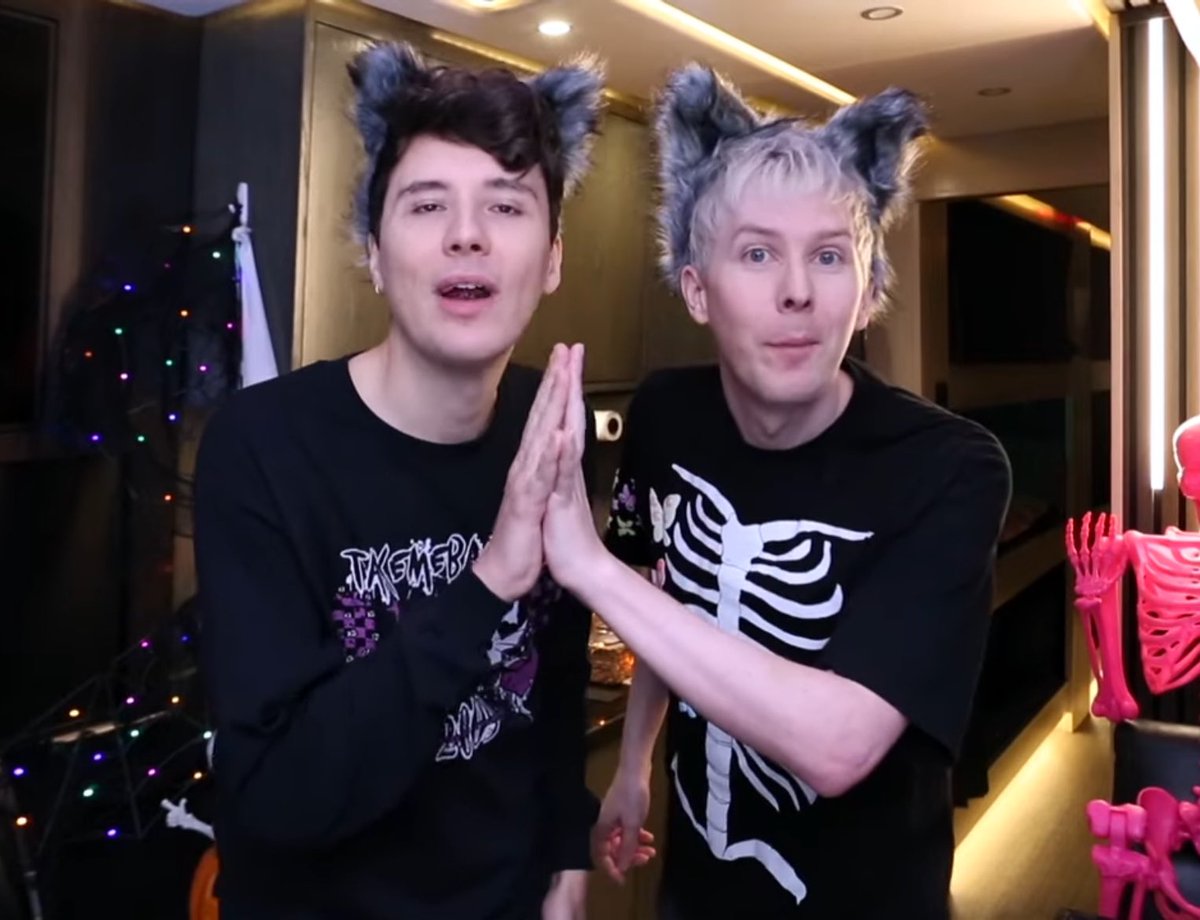 swiftsdnp's tweet image. ok but fr why do they have the same size hands phil’s look so tiny usually