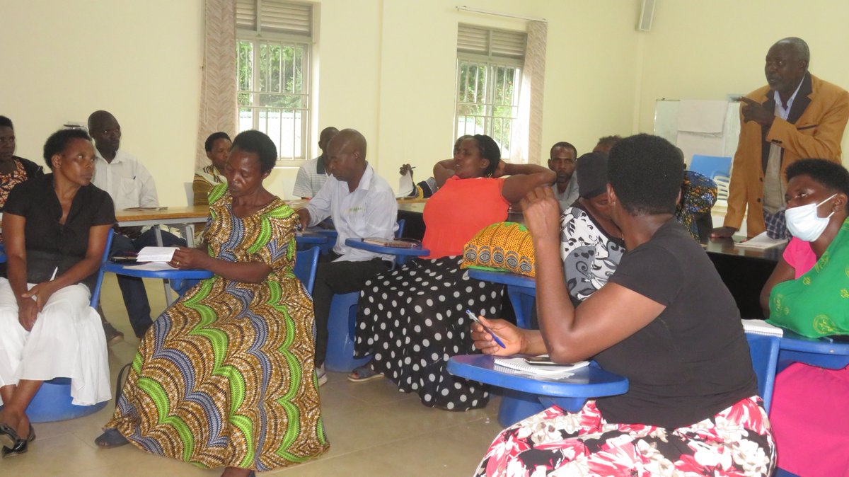 Haevenz's tweet image. Embracing the #OneHealth approach to empower CHWs in Sub-Saharan Africa. By building capacity for zoonotic spillover detection, @Bwindihospital @OneHealthUCD @NIH is strengthening frontline defenses against emerging health threats to protect humans, animals, and ecosystems.