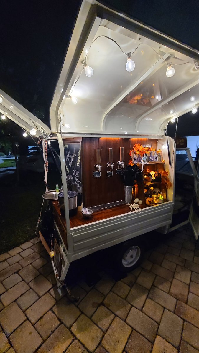 PurdyLn's tweet photo. Happy to set up our little mobile bar at the Halloween block party. Lemonade for the kiddos and some "magic potions" for the grown ups #Halloween    block party #halloweendecor #BlockParty https://t.co/vIPePrwxvw