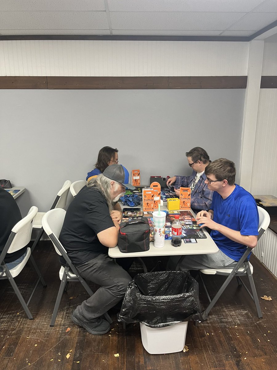 ETCollectibles's tweet photo. Trick or Treat! 

The prizing up for grabs tonight is SCARY 🎃🎃

The Chaos Sealed Duskmourn event is off to the races! https://t.co/IyiNifx86O