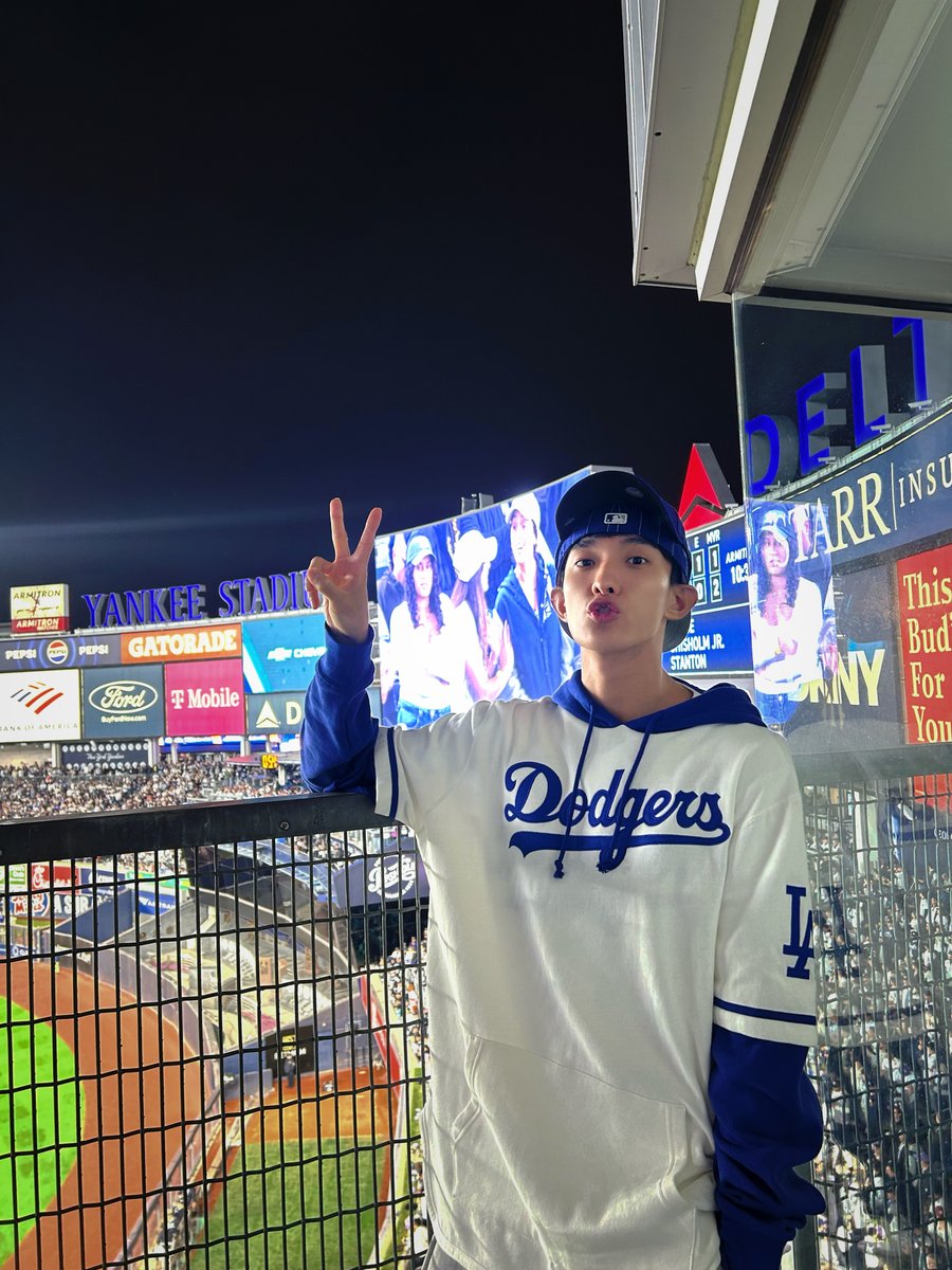 K-pop icon and Dodgers fan DK was at a #WorldSeries game to help cheer them on to the championship 🤩

#SEVENTEEN #세븐틴 #DK