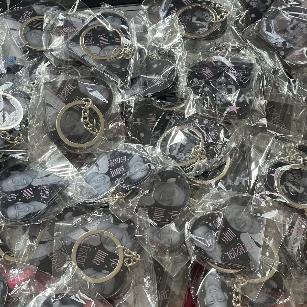 maxielauv's tweet photo. maxianna keyrings < 3 https://t.co/Wtgp9QW9a5