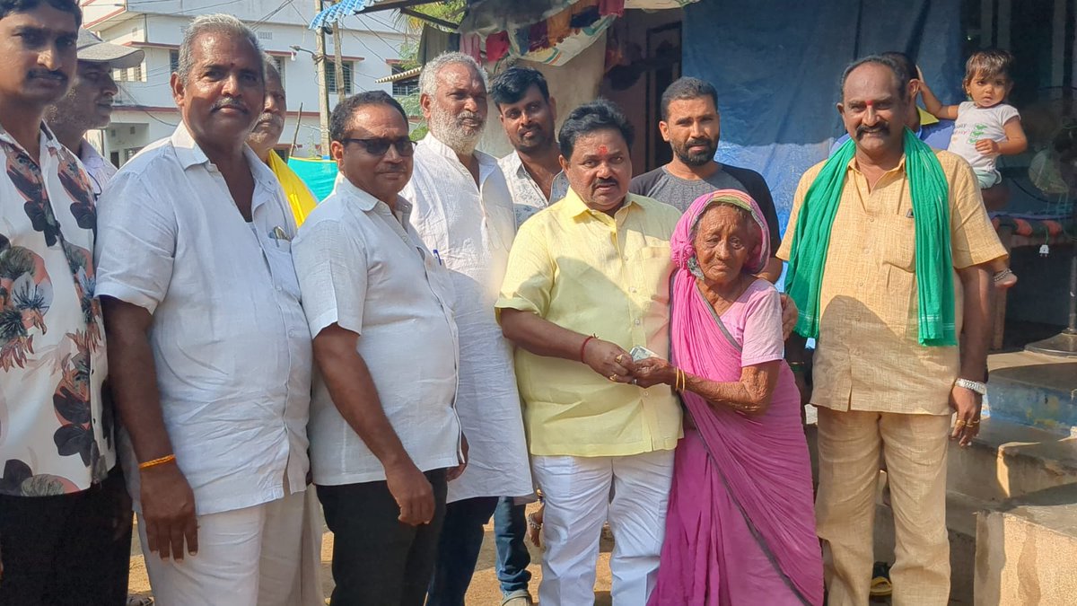 ValavalaBabji's tweet photo. ఈ రోజు తాడేపల్లిగూడెం పెంటపాడు మండలం మౌంజిపడు, జట్లపాలెం గ్రామం లో ఎన్టీఆర్ భరోసా సామాజిక పింఛన్ల పంపిణీ కార్యక్రమంలో  లబ్ధిదారులకు పింఛన్ అందజేయడం జరిగింది.

#NTRBharosaPension #PensionPandugaInAP #ValavalaBabji  #TelugudesamParty #NaraChandrababuNaidu #AndhraPradesh https://t.co/rmN9zdbcLi