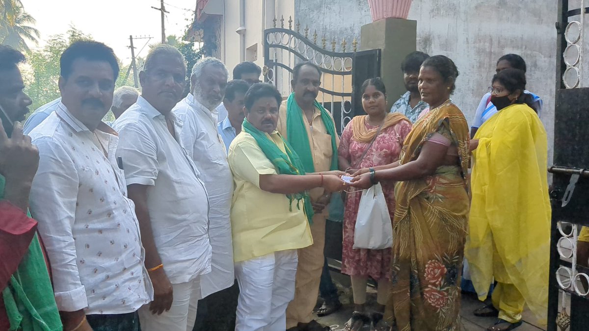 ValavalaBabji's tweet photo. ఈ రోజు తాడేపల్లిగూడెం పెంటపాడు మండలం మౌంజిపడు, జట్లపాలెం గ్రామం లో ఎన్టీఆర్ భరోసా సామాజిక పింఛన్ల పంపిణీ కార్యక్రమంలో  లబ్ధిదారులకు పింఛన్ అందజేయడం జరిగింది.

#NTRBharosaPension #PensionPandugaInAP #ValavalaBabji  #TelugudesamParty #NaraChandrababuNaidu #AndhraPradesh https://t.co/rmN9zdbcLi
