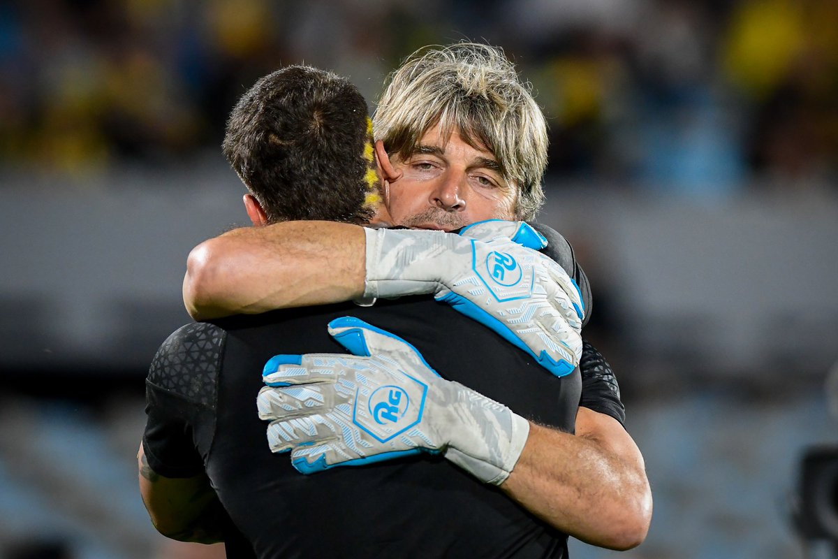 Fotos para: <a href="/ovacion/">Ovación</a> <a href="/elpaisuy/">EL PAÍS</a>
30/10/2024 - Estadio Centenario - Peñarol Vs Botafogo
Washington Aguerre sorprendió con un peinado especial para la Copa Libertadores, luciendo las cinco estrellas que celebran los logros de Peñarol. #Peñarol #Libertadores
<a href="/OficialCAP/">PEÑAROL</a>