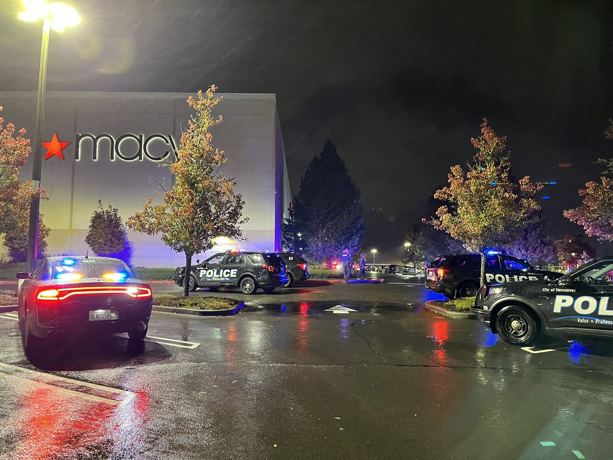 DylanScottTV's tweet photo. A very active scene outside the Vancouver Mall after a confirmed shooting incident inside earlier this evening. .@VancouverPD  say 1 person is deceased and two are injured. They have been transported to a local hospital. Many still sheltered in place. @fox12oregon https://t.co/cJ3baImQlQ