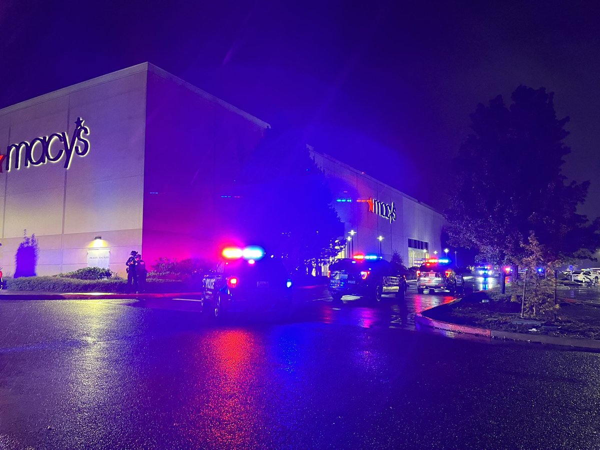 DylanScottTV's tweet photo. A very active scene outside the Vancouver Mall after a confirmed shooting incident inside earlier this evening. .@VancouverPD  say 1 person is deceased and two are injured. They have been transported to a local hospital. Many still sheltered in place. @fox12oregon https://t.co/cJ3baImQlQ