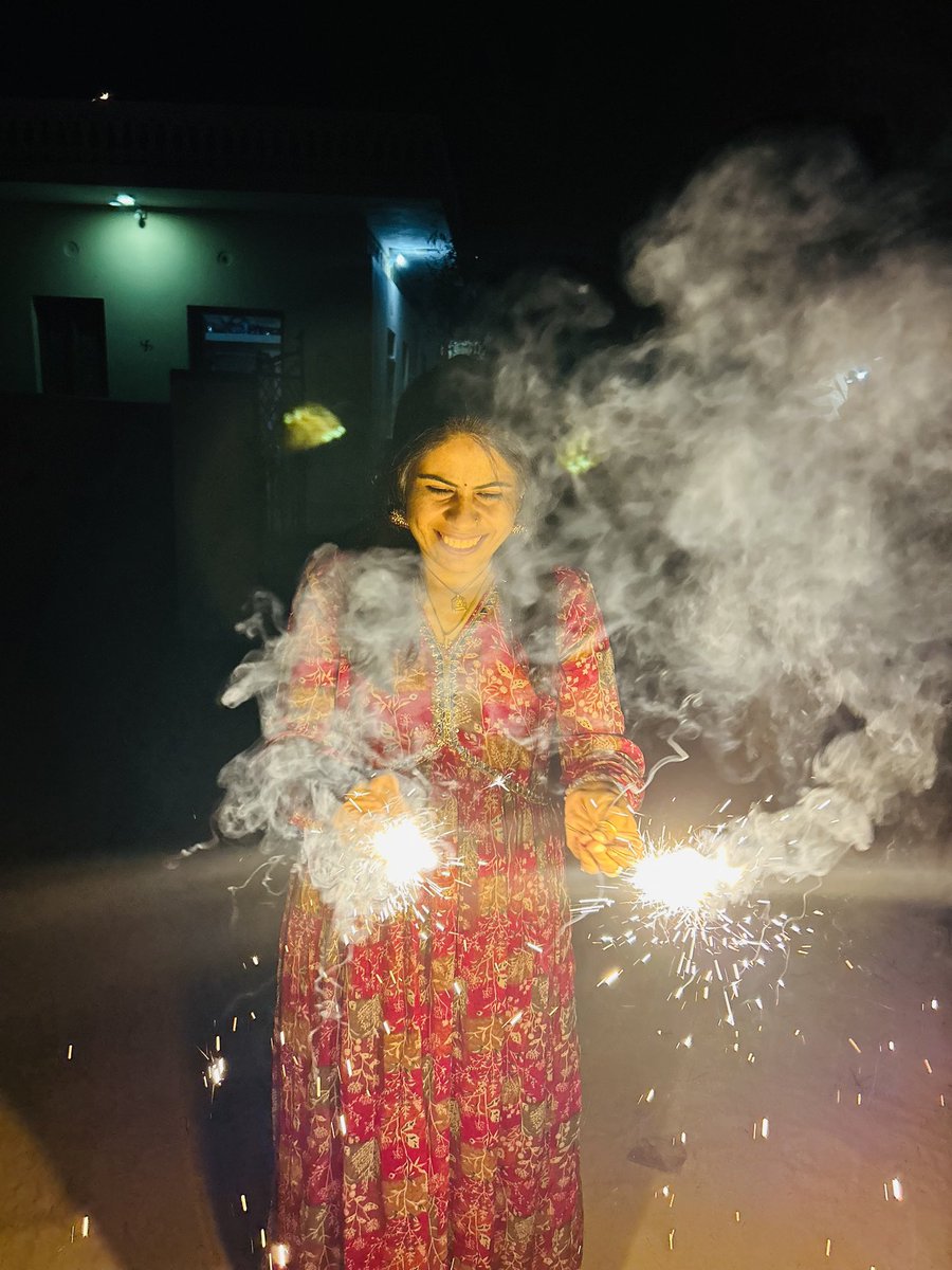 आपको और आपके परिवार को मेरी तरफ से दीपावली की हार्दिक शुभकामनाएं माता रानी आप पर दया दृष्टि बनाए रखें😊*
*इस पावन पर्व पर माँ लक्ष्मी और भगवान गणेश की कृपा से आपके जीवन में खुशियाँ, समृद्धि और सफलता का दीप जले,आपके घर में सुख, शांति और प्यार का उजाला फैले*
         *Happy Diwali