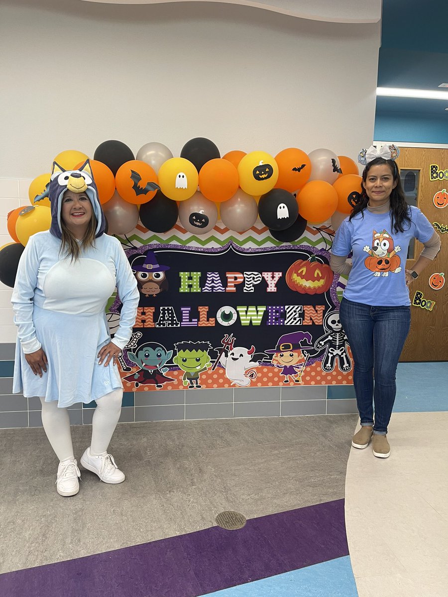 Spadilla_BNES's tweet photo. Bookparade 2024, we always have so much fun!!! 🐾

@BNarbuth_ES https://t.co/rOEsbI455p
