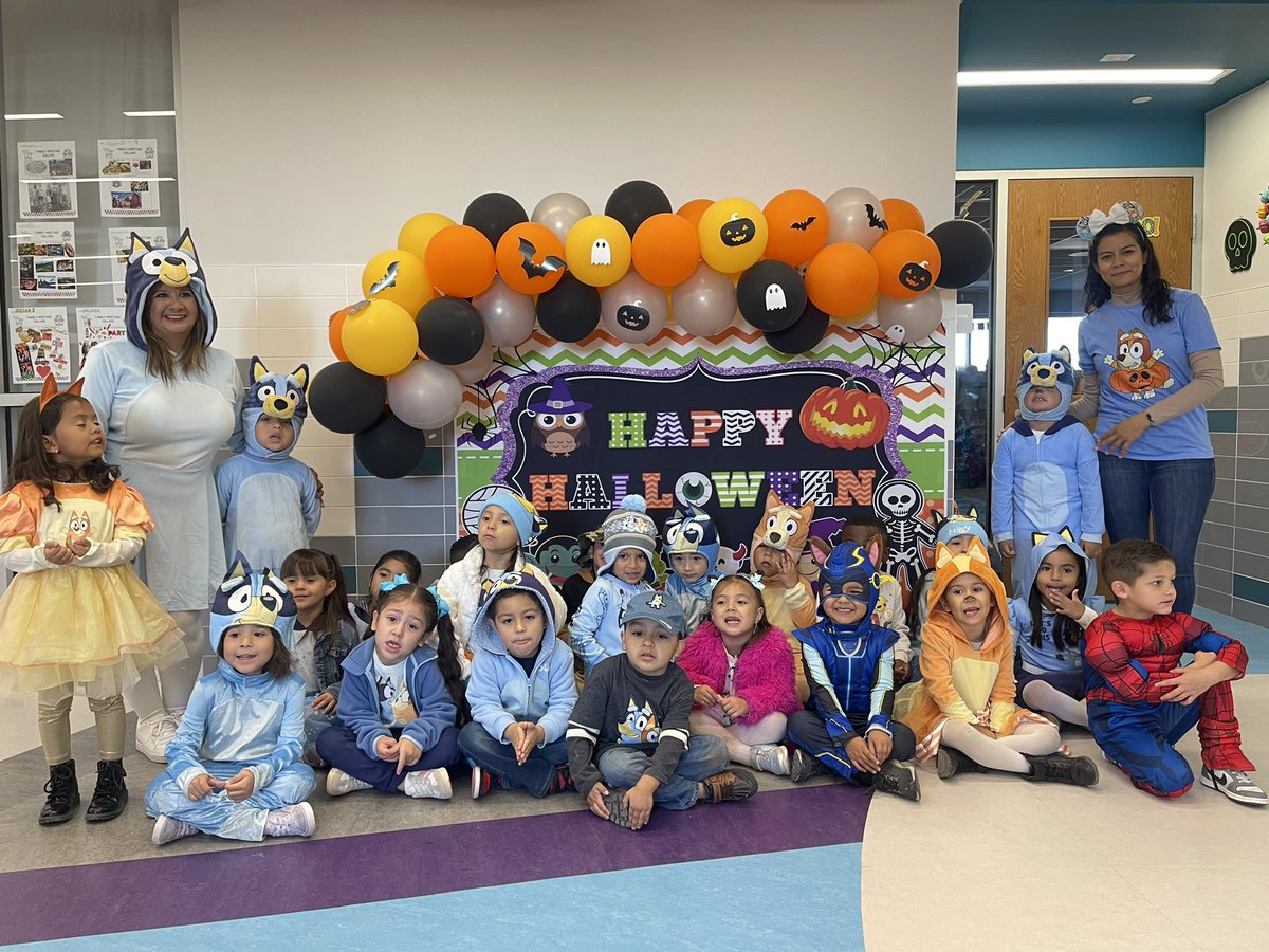 Spadilla_BNES's tweet photo. Bookparade 2024, we always have so much fun!!! 🐾

@BNarbuth_ES https://t.co/rOEsbI455p