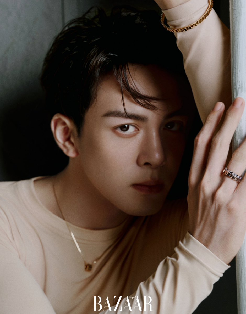 #ZengShunxi for the cover of Harper’s Bazaar China’s digital issue

Full spread - m.weibo.cn/status/5095847…