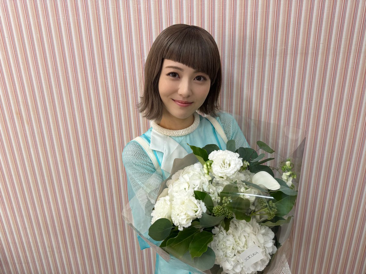 MINAMI373HAMABE's tweet photo. 『JR東日本』第3弾
「明日のDESIGN 究極の安全」篇が公開されていますよーー🐳
就活中の電車内にまたもや突然現れた、未来からきた娘さん🐳電車の点検の秘密を教えてくれています🐳
今回も娘さんの前髪は元気な斜めです!🐳美しい直線ですね!
ぜひチェックしてみてくださいね🐳
https://t.co/S0eoWdaw1g https://t.co/40a6kx64zi