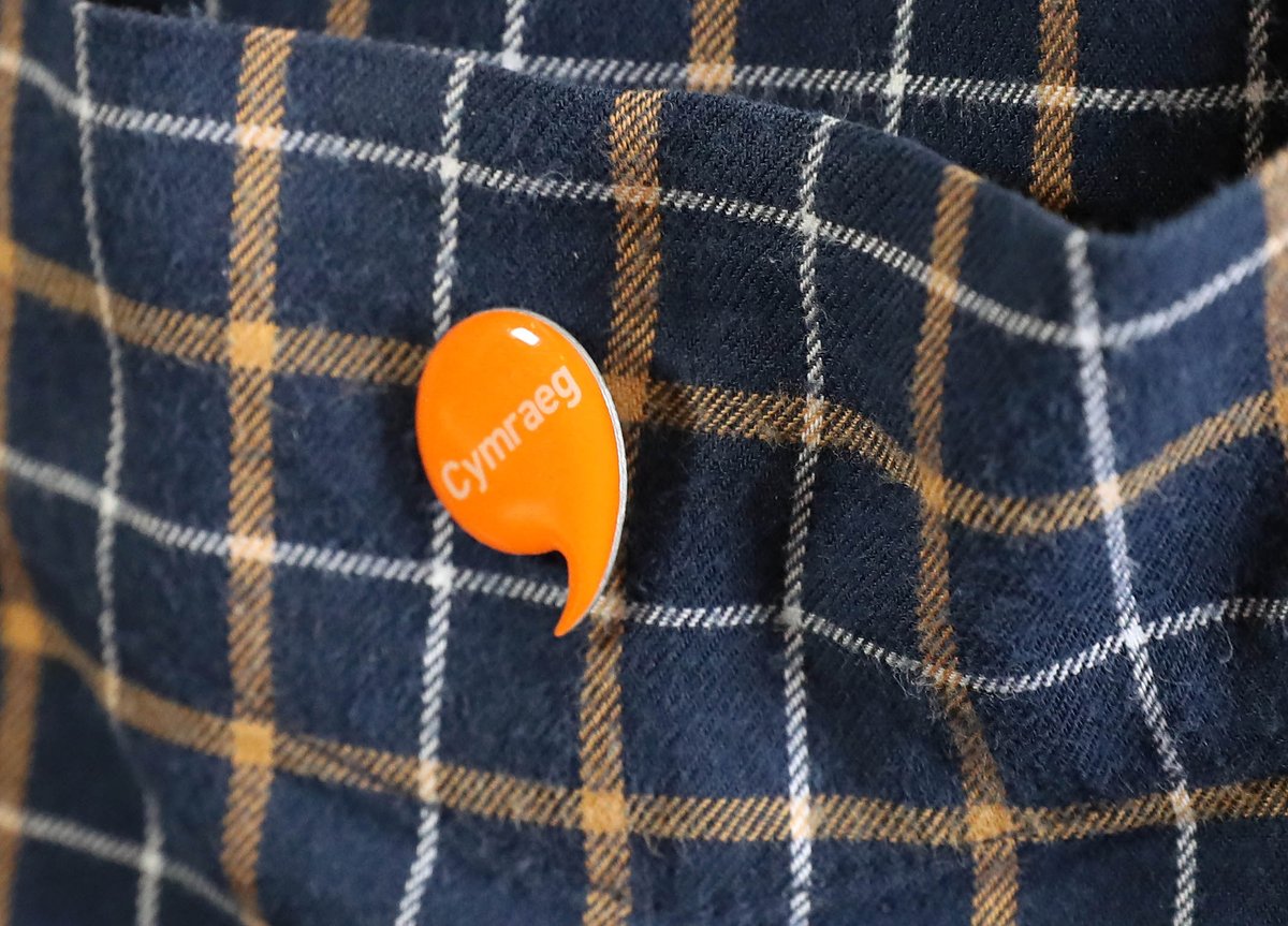 Cymraeg's tweet image. ‘Lleisiwr’ enables people at risk of losing their voice to use technology to create a synthetic voice that sounds like them, in Welsh. 

Diolch to @CanolfanBedwyr - this is an important development to support everyone in using the language.

More here 👇
gov.wales/technology-ena…