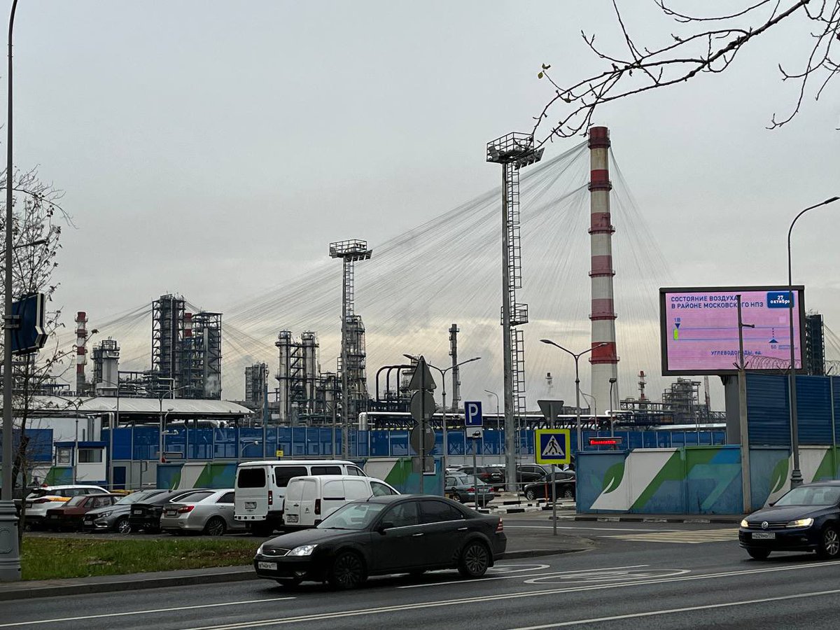 UASvitanok's tweet photo. Moscow trying protect oil plant factory from Ukrainian drones. UA drones are ready for halloween 🎃🕸️?
Московити намагаються захистити свої НПЗ за допомогою натягнутих тросів. 
#Ukraine #RussianUkrainianWar #war #drones #moscow #Україна #війна #дрони https://t.co/UrobeSSm59