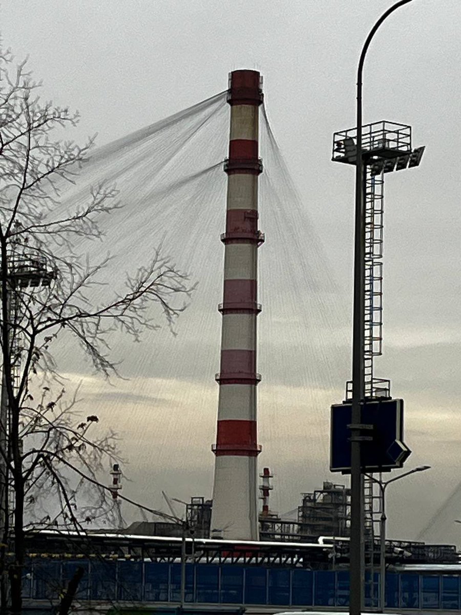 UASvitanok's tweet photo. Moscow trying protect oil plant factory from Ukrainian drones. UA drones are ready for halloween 🎃🕸️?
Московити намагаються захистити свої НПЗ за допомогою натягнутих тросів. 
#Ukraine #RussianUkrainianWar #war #drones #moscow #Україна #війна #дрони https://t.co/UrobeSSm59
