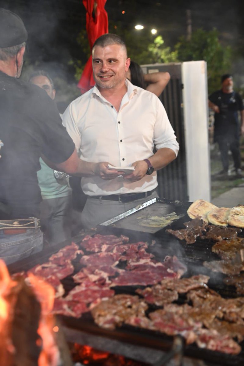 diegocostarelli's tweet photo. La primera edición del Festival Mendocino del Lomo 👩‍🍳 reunió a más de 10.000 mendocinos y turistas, celebrando nuestro emblemático sanguche como patrimonio cultural de @MuniGodoyCruz.

Diez emprendimientos tradicionales del departamento e increíbles bandas hicieron de esta una verdadera fiesta de la gastronomía de la provincia.

#ExperienciasQueNosUnen