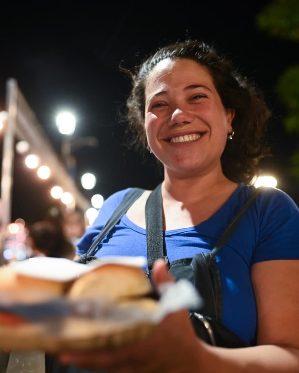diegocostarelli's tweet photo. La primera edición del Festival Mendocino del Lomo 👩‍🍳 reunió a más de 10.000 mendocinos y turistas, celebrando nuestro emblemático sanguche como patrimonio cultural de @MuniGodoyCruz.

Diez emprendimientos tradicionales del departamento e increíbles bandas hicieron de esta una verdadera fiesta de la gastronomía de la provincia.

#ExperienciasQueNosUnen