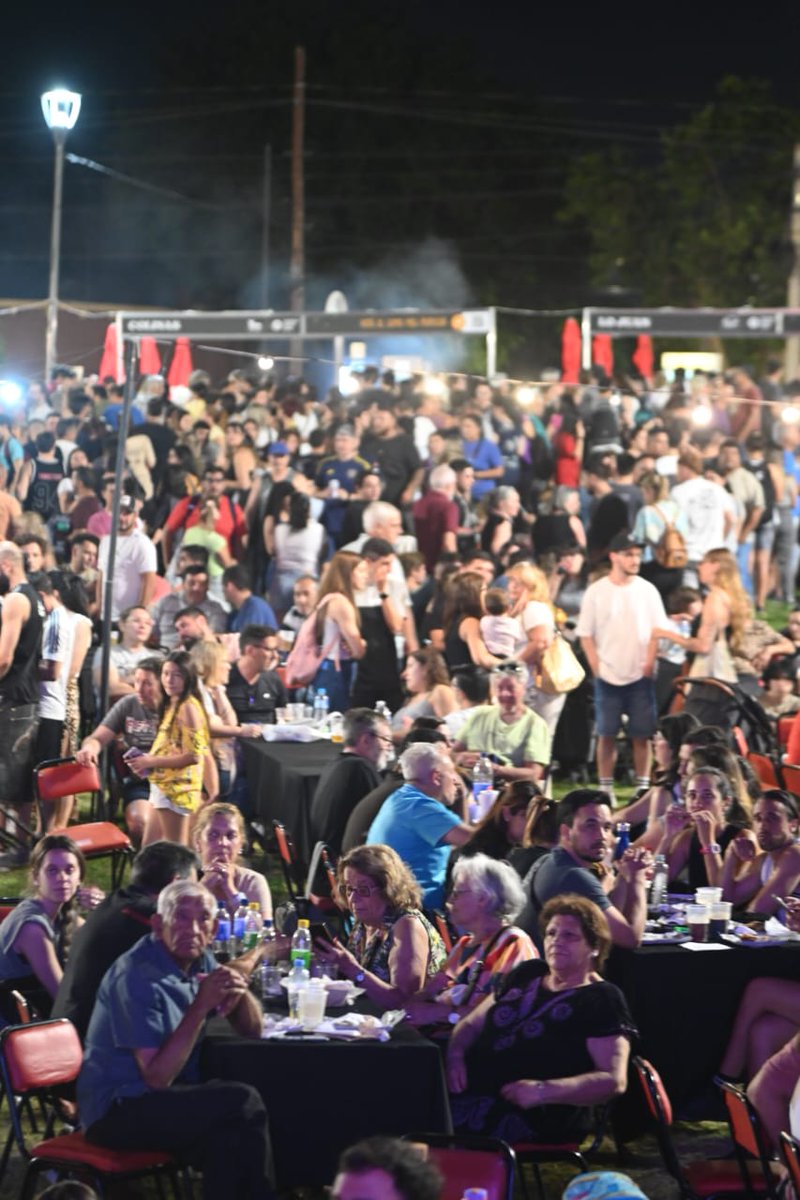 diegocostarelli's tweet photo. La primera edición del Festival Mendocino del Lomo 👩‍🍳 reunió a más de 10.000 mendocinos y turistas, celebrando nuestro emblemático sanguche como patrimonio cultural de @MuniGodoyCruz.

Diez emprendimientos tradicionales del departamento e increíbles bandas hicieron de esta una verdadera fiesta de la gastronomía de la provincia.

#ExperienciasQueNosUnen