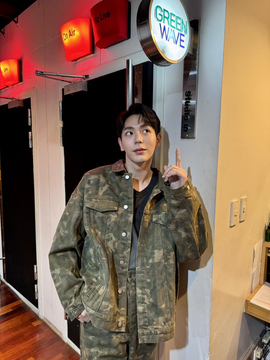 Justupbangkok's tweet photo. “อัพ ภูมิพัฒน์“ เดินสายสื่อโปรโมทเพลง
โสดทำไม (WHY SINGLE?)
ที่ Green Wave 106.5

UP WHYSINGLE PRESSTOUR
#โสดทำไมxGreenWave https://t.co/eD1c29QrlO