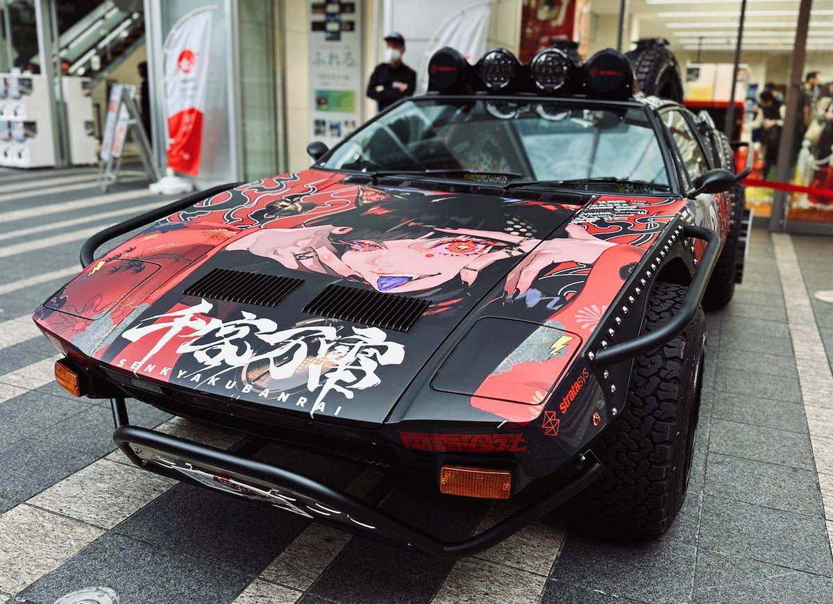 池袋アニメイト本店入り口前に #千客万雷 仕様のデ・トマソ パンテーラ