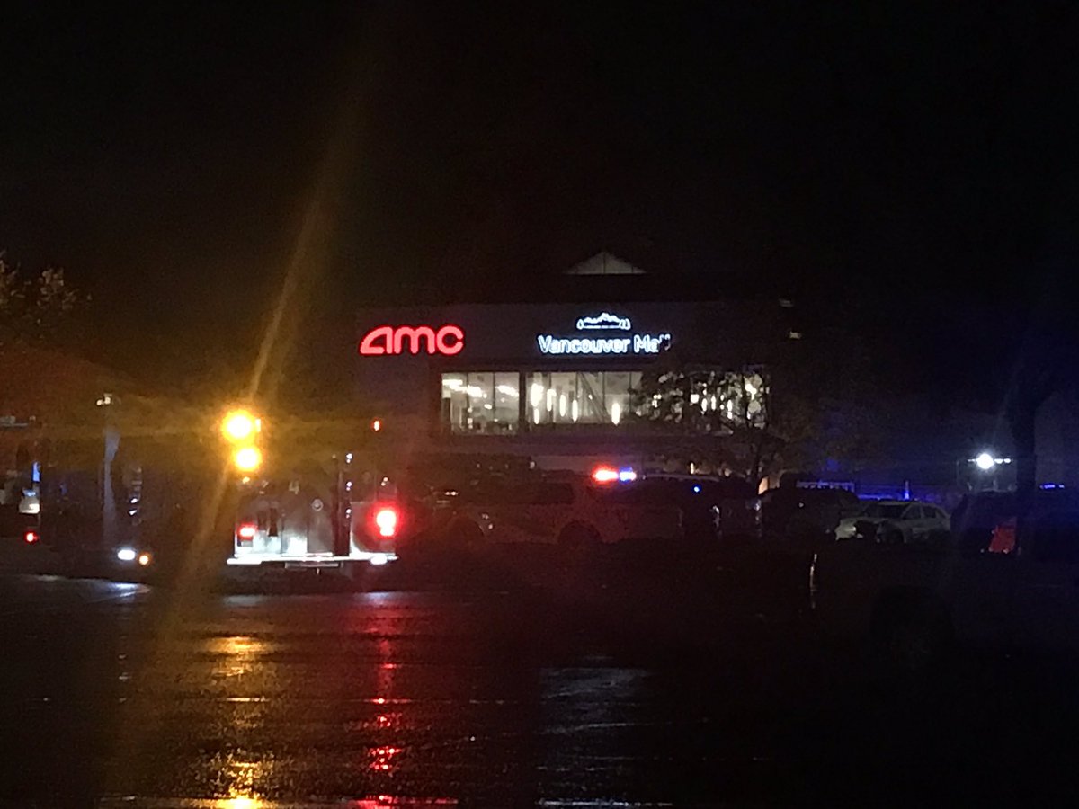 photocorry's tweet image. Update: there are two people wounded from tonight’s shooting at Vancouver mall. Various agencies including Portland and Longview have been responding to the scene. 9:37 PM #LiveOnK2 @KATUNews