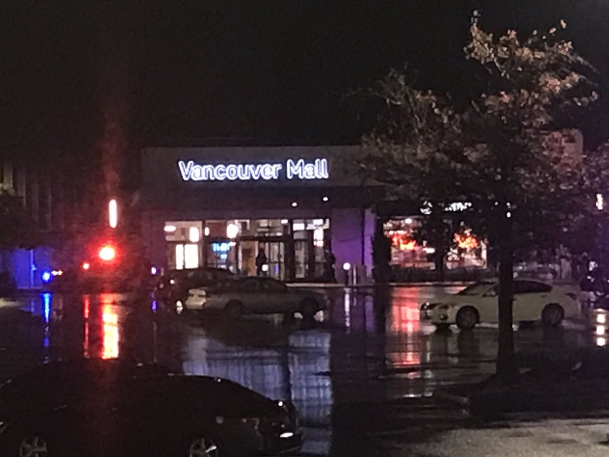photocorry's tweet image. Update: there are two people wounded from tonight’s shooting at Vancouver mall. Various agencies including Portland and Longview have been responding to the scene. 9:37 PM #LiveOnK2 @KATUNews