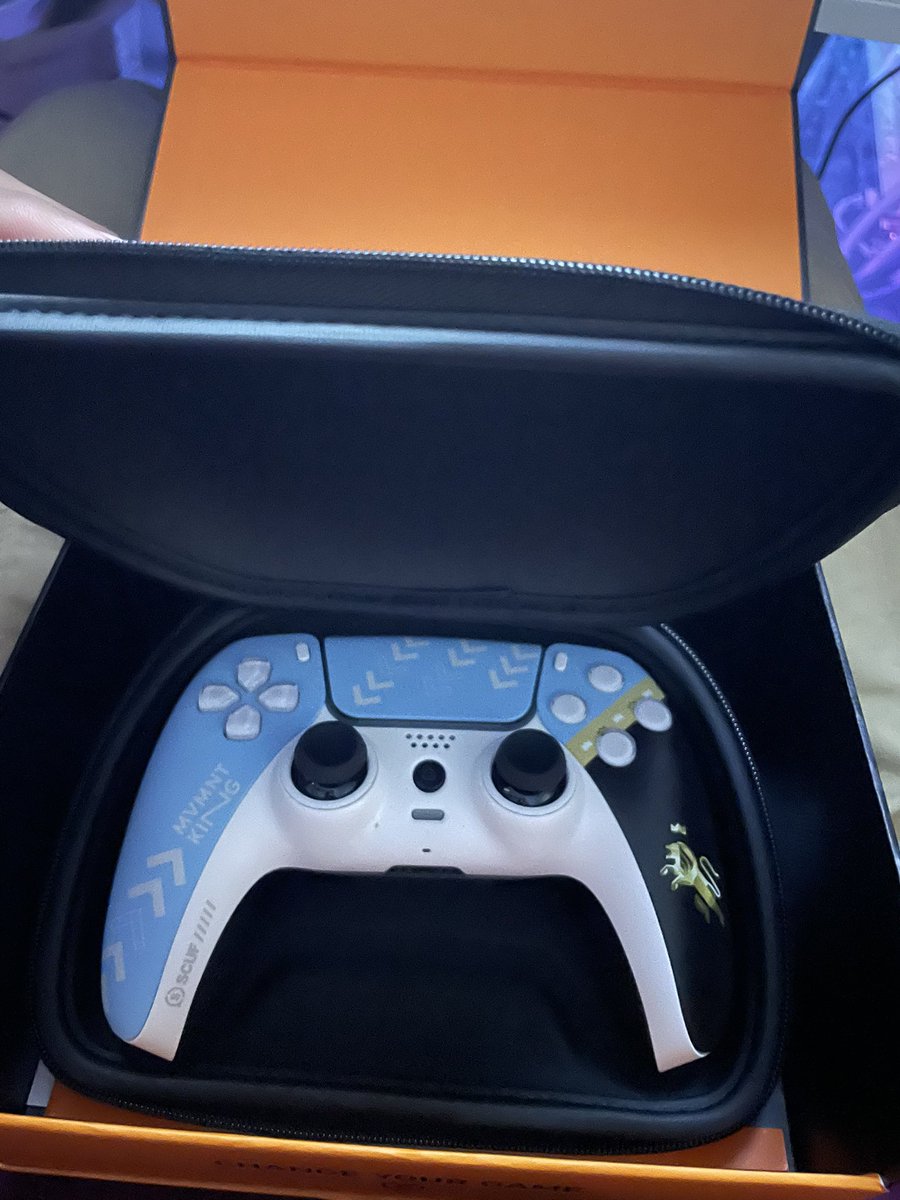 itzSJG's tweet image. It finally came the last of its kind the OG @AverageJoeWo scuf controller 
I’m going to be moven and shootin now, watch out BO6 it’s my year 👑