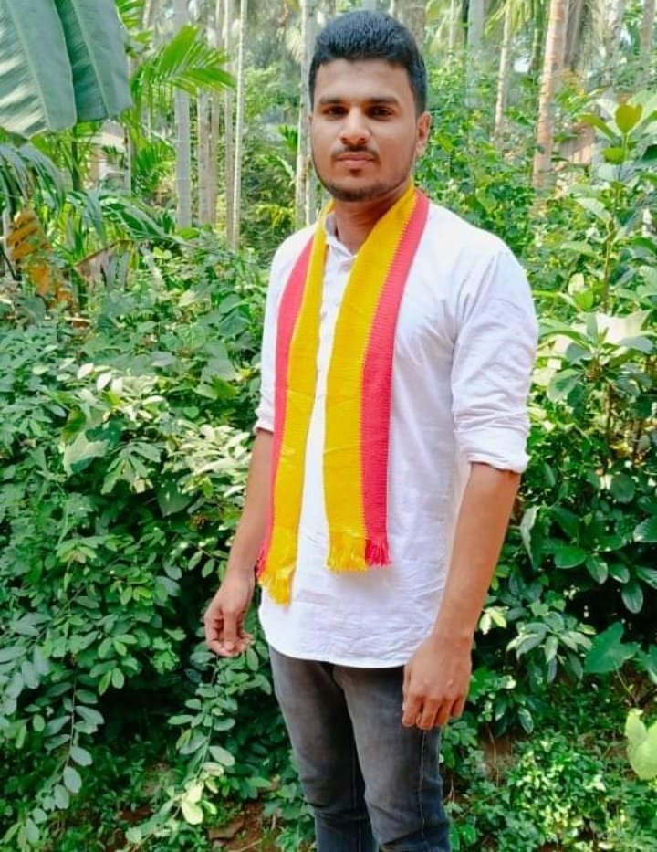 AhmadKinya's tweet photo. ಕರ್ನಾಟಕದ ಏಕೀಕರಣಕ್ಕೆ ಹೋರಾಡಿದ ಮಹನೀಯರನ್ನು ಸ್ಮರಿಸುವ ಉದ್ದೇಶದಿಂದ ಕನ್ನಡ ರಾಜ್ಯೋತ್ಸವ ಅತ್ಯಂತ ಮಹತ್ವ ಪಡೆದುಕೊಂಡಿದೆ. ಕನ್ನಡ ರಾಜ್ಯೋತ್ಸವ ಆಚರಣೆ ಕೇವಲ ನವೆಂಬರ್ ತಿಂಗಳಿಗೆ ಸೀಮಿತಗೊಳ್ಳದಿರಲಿ, ಕನ್ನಡ ಭಾಷೆ ಮತ್ತಷ್ಟು ಬೆಳೆಯಲಿ ಎಂಬ ಆಶೆಯದೊಂದಿಗೆ.

*ಸರ್ವರಿಗೂ ಕರ್ನಾಟಕ ರಾಜ್ಯೋತ್ಸವದ ಹಾರ್ದಿಕ ಶುಭಾಶಯಗಳು*

#ಜೈಕನ್ನಡ
#ಜೈಕರ್ನಾಟಕ https://t.co/75a7zLsMUj