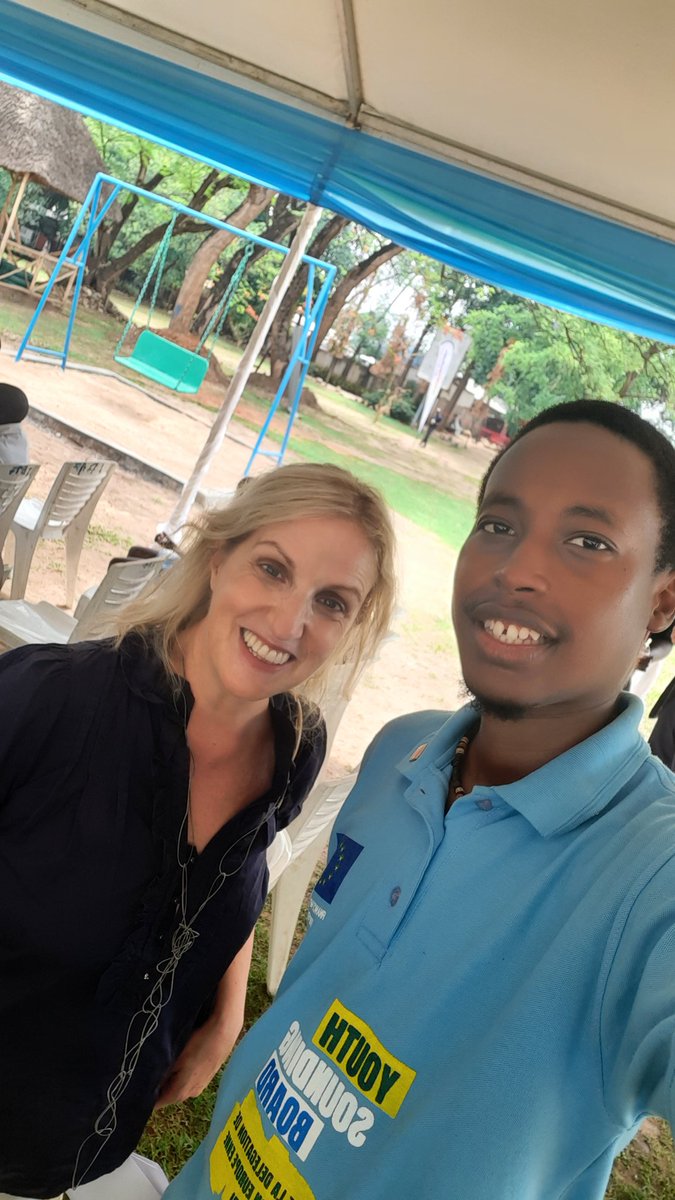 Ravie d'echanger avec Fred Arnaud Ishimwe du #YouthSoundingBoard, de retour de sa visite a Bruxelles, lors de la #EUGreenDiplomacyWeek. Energie, innovation, dynamisme. Le jeunes, le futur de notre planete.