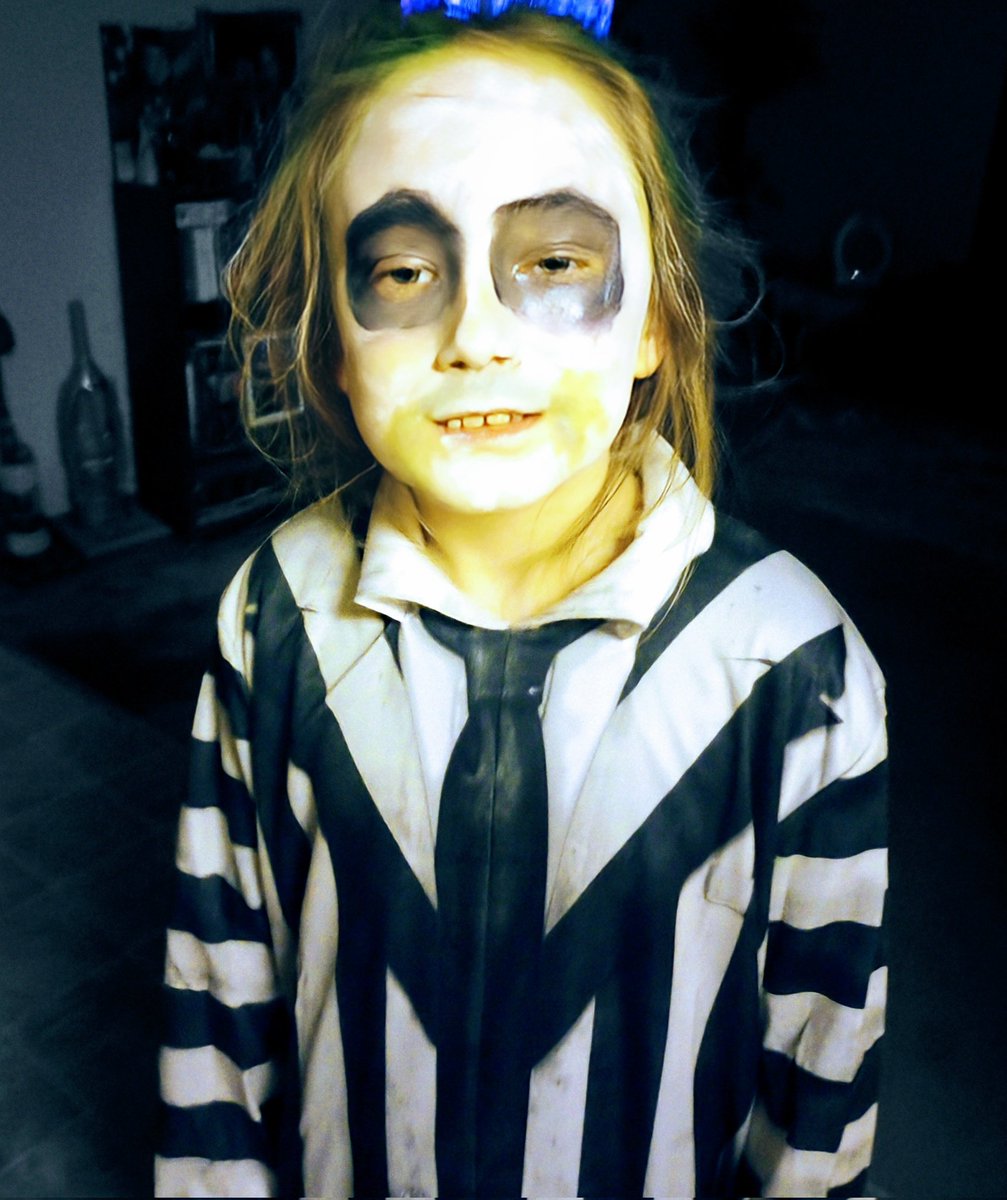 SonneGonzales's tweet image. My little dude. He wanted to be Beetlejuice and was the only Beetlejuice out there tonight. He got tons of call outs and I think I did good on the makeup job. #Halloween #HalloweenIcons  #Beetlebabes  Let me know how i did with hair and makeup!