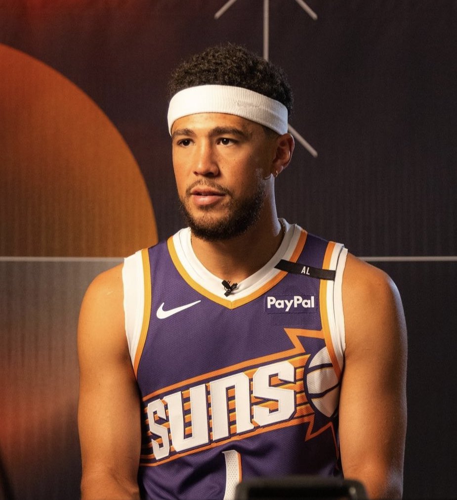 TheHoopCentral's tweet photo. Devin Booker tonight:

40 Points
8 Assists
5 Rebounds 
3 Steals
61% FG https://t.co/5O3IiAm2TI