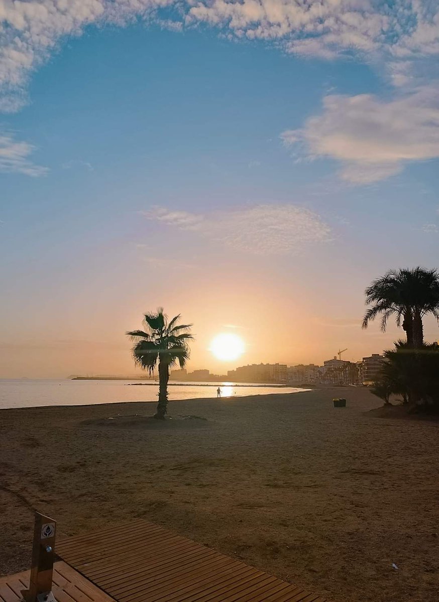 A pesar de la que nos está cayendo con la DANA el sol se niega a irse del Paraíso. 
Gracias a Francis Gallego por la imagen.
Vamos a por noviembre.
Buenos días !!!