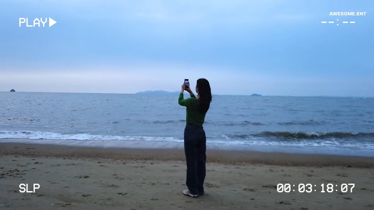 Nation first love indeed 

( she also mentioned in her vlog that she will be filming "Dear X" soon so she won't be able to see the sea for awhile, so I think she drew X on the sand to celebrate that awe )