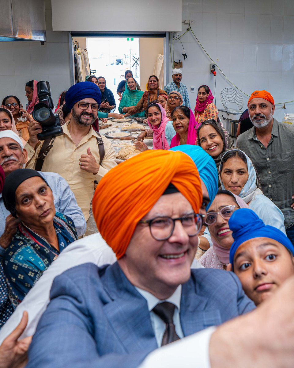 AlboMP's tweet photo. Happy Bandi Chhor Divas! 

Wonderful to celebrate at Gurdwara Sahib Glenwood today and open the newly expanded kitchen, serving thousands of people every week. https://t.co/FVVi8HVKmg