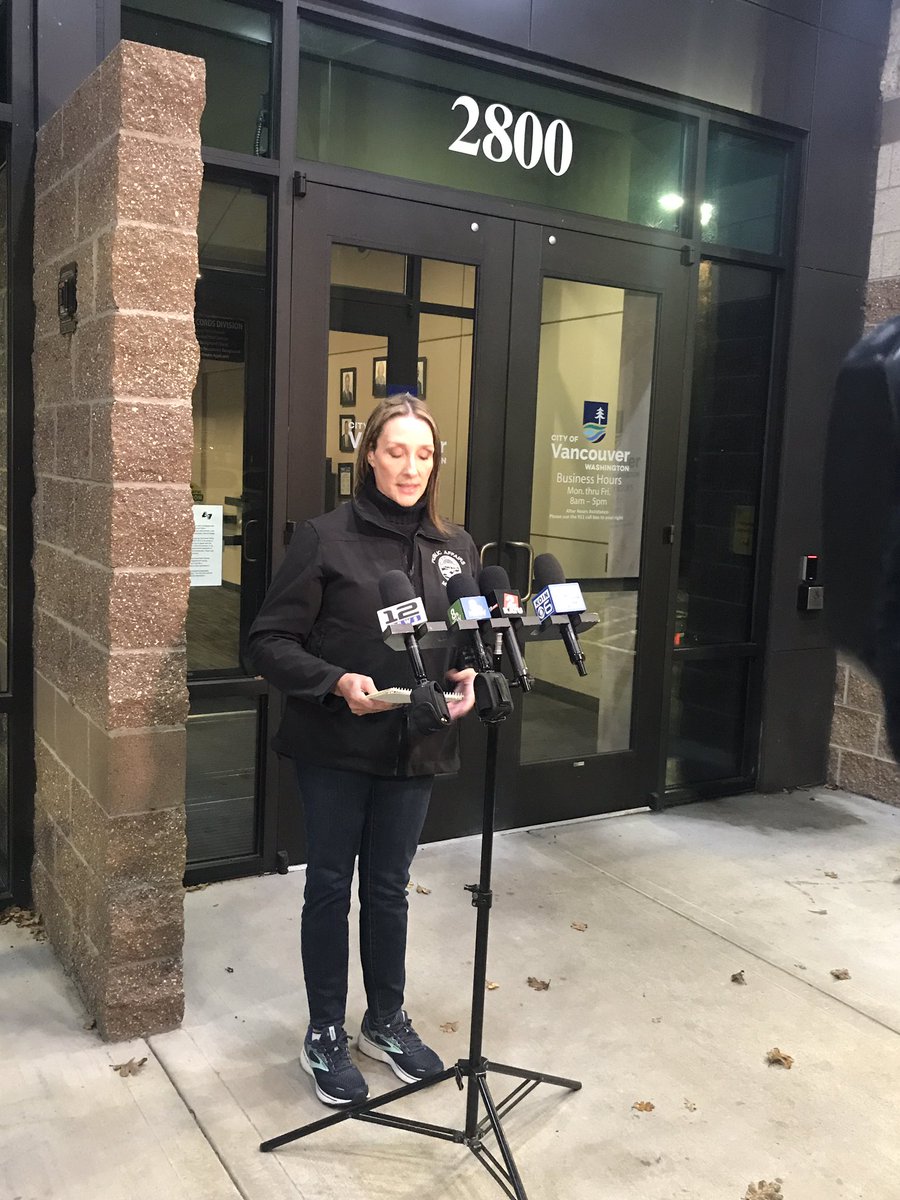 photocorry's tweet image. Kim Kapp with Vancouver PD giving an update on the mall shooting. Says that the scene will be clear in the next couple of hours. No immediate threat to the public. Suspect is still outstanding. 10PM @KATUNews #LiveOnK2