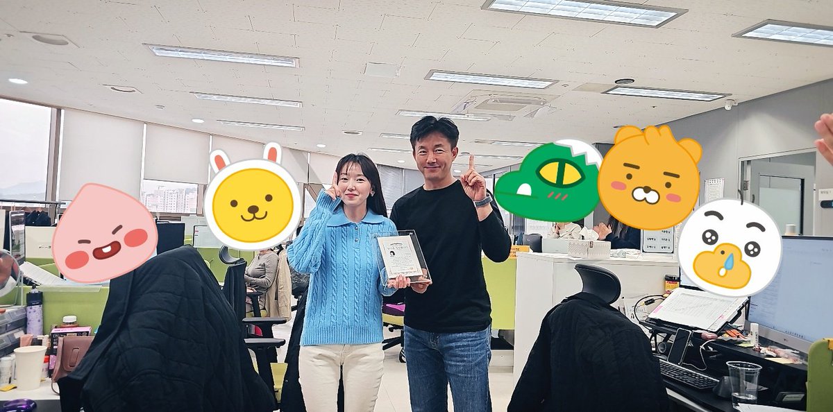 joyena5973's tweet photo. #철통보안 #방탄유리
칭찬합니다~ 🎉
👏👏 10월의 강동영지 참~잘했어요!!
팀원들에게 가장 많은
칭찬을 받은 주인공은 누구!?!?🫣🫣
보안은 내가 지킨다!
😍🥰 "김유리 님" 🥰😍

남들과 다른 꼼꼼함과 섬세함으로~
맡은일을 완벽하게 끝내주는 유리님!
감사드립니다! 

강동 영지는?  'One Team☝️' https://t.co/JiGRTAyGV8