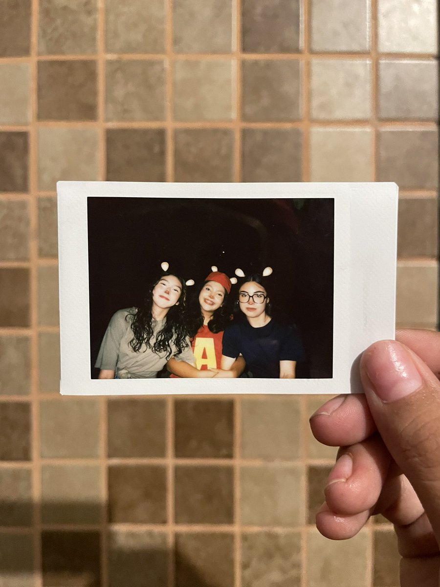 caazzee's tweet image. avísenle a Mimi que el wisky ya no se dice