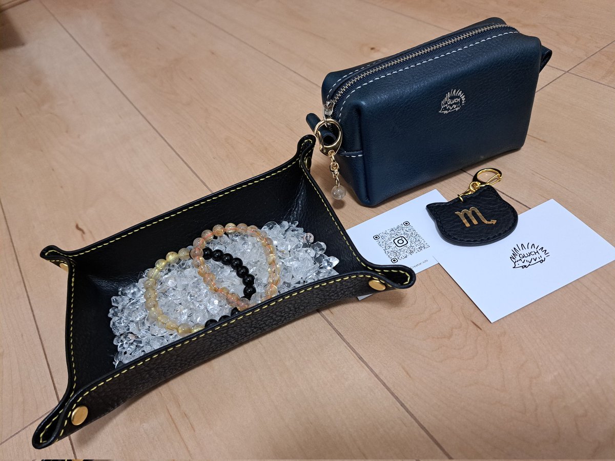 aya37028184's tweet photo. わぁい🙌届きました!
金黒で🦔の刻印が可愛い〜
作業風景TikTokで見てたから
とてもうれしいな👏
深さもあって使いやすそう😃
大切に使います✨️
前回の商品も一緒に😆
#GLUCH
#革小物
@gluch_official
@ichiiiiiiii11 https://t.co/26yFsrtLBn